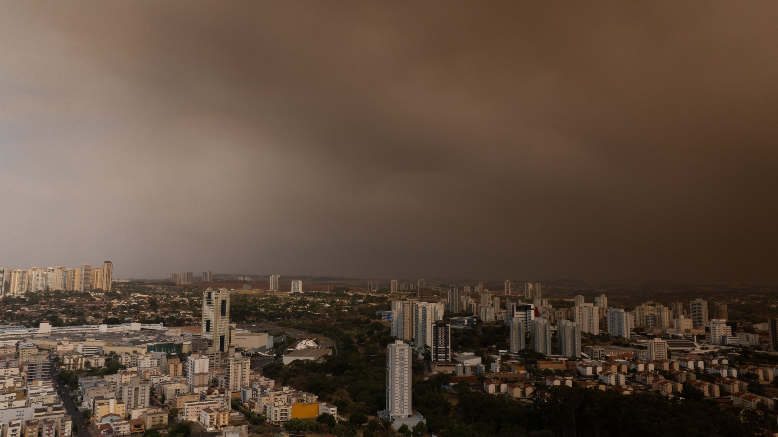 Cidade de SP pode ter “chuva preta“ por fumaça de queimadas; entenda o fenômeno