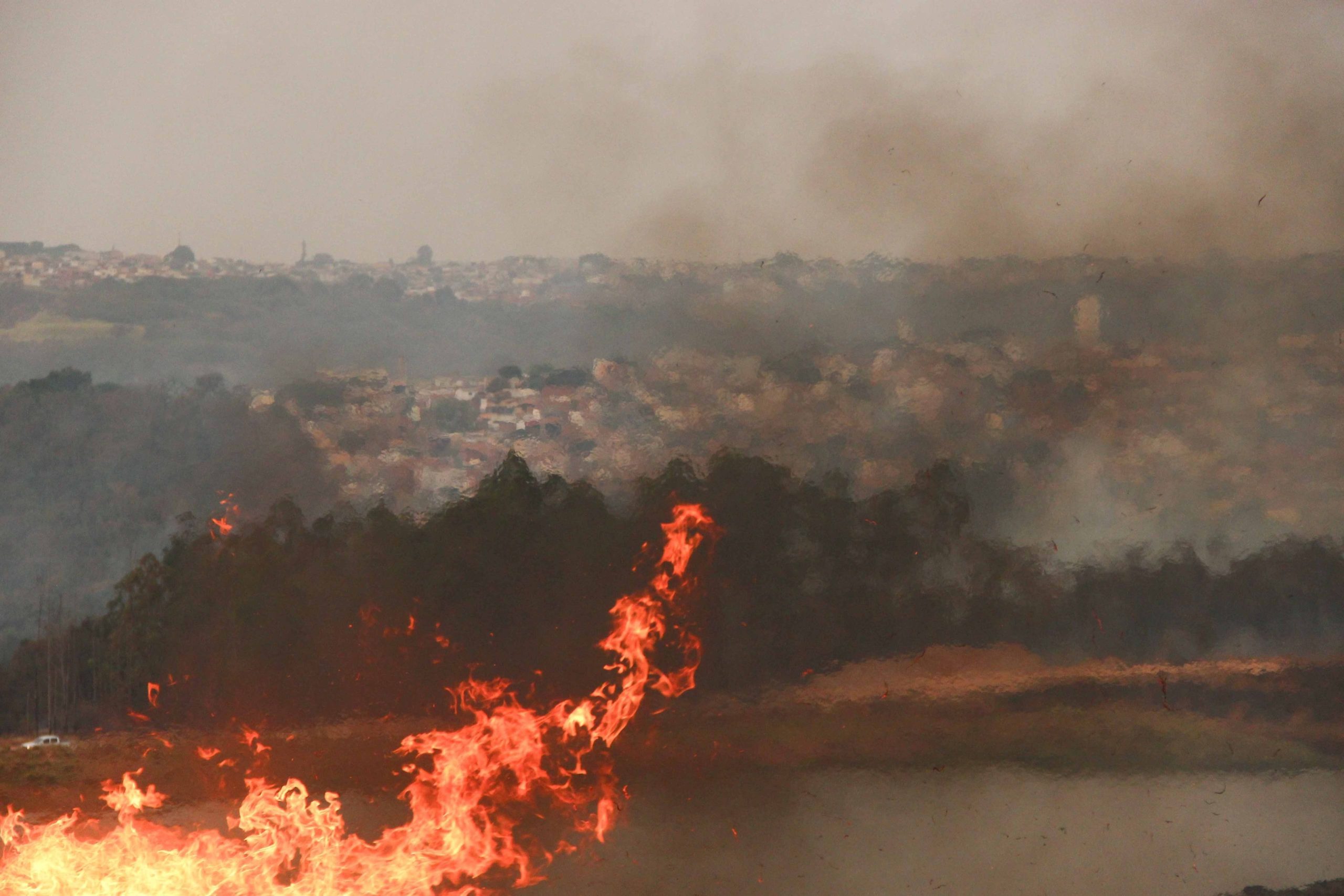 Onda de incêndios atinge cidades do interior de SP e mata dois funcionários de usina; nuvem de fumaça chega à capital