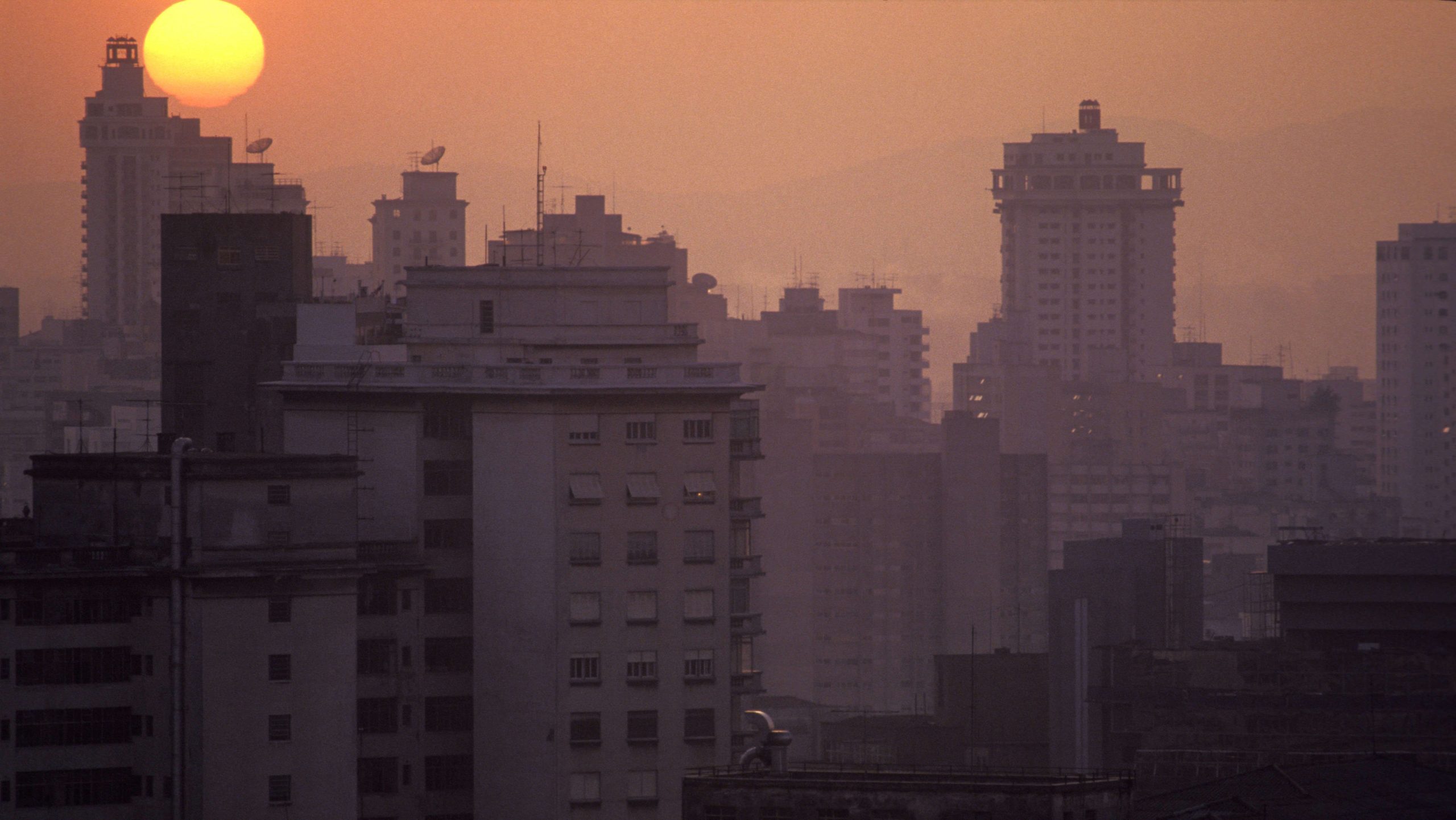 Por que o céu está mais alaranjado? Seca e poluição ajudam a explicar