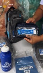 Filhos de ambulantes atendidos pelo Salvador Acolhe durante Carnaval ganham kits educativos – Secretaria de Comunicação