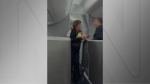 Confusão em voo da American Airlines: brasileira tenta entrar em cabine
