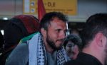 Thiago Ávila chega ao Brasil após ser deportado de Israel e é recebido por grupo pró-Palestina