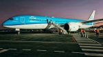 Avião da empresa KLM parado na pista de um aeroporto durante a noite