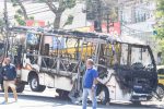 Traficantes sequestram ônibus e incendeiam veículo na Ilha do Governador após operação policial