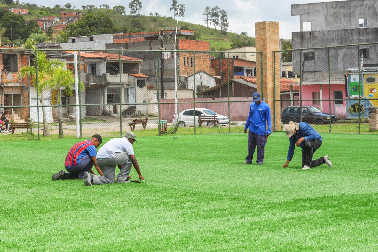 Candeias: Prefeitura inicia instalação de grama sintética no campo da Urbis 2 – Imprensa Bahia