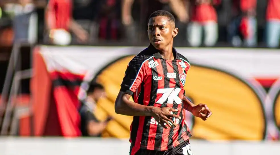 Volante do Vitória é punido pelo STJD, mas pode jogar contra o Athletico-PR