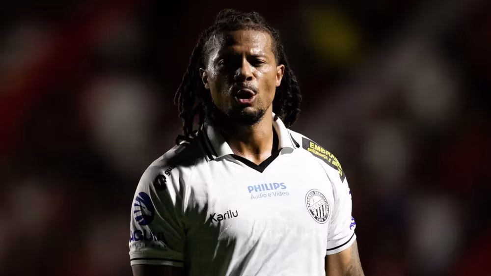 Atacante chora após denunciar racismo na Série B