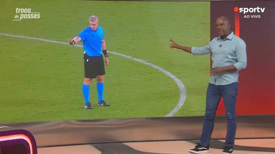 PC Oliveira diz que árbitro errou em não expulsar meia do Flamengo contra o Vitória