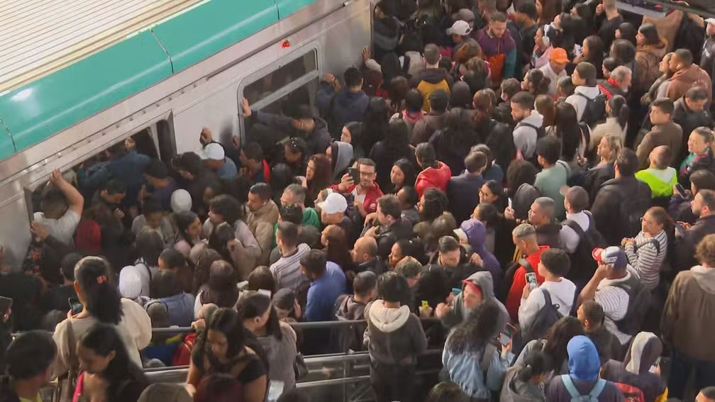Falha provoca transtorno para passageiros na Linha 9–Esmeralda, em São Paulo | Jovem Pan