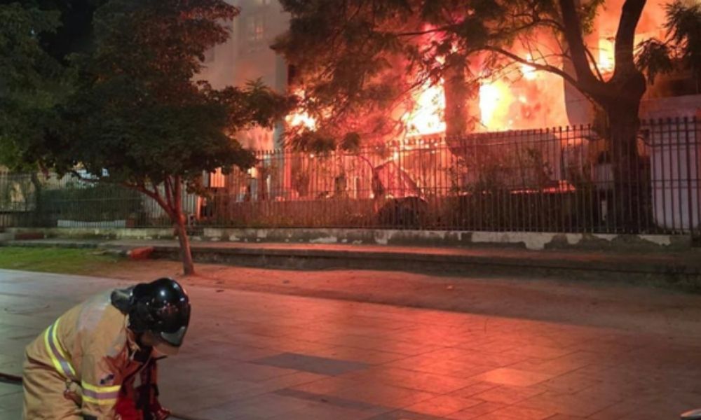 Incêndio atinge prédio histórico no Rio de Janeiro 