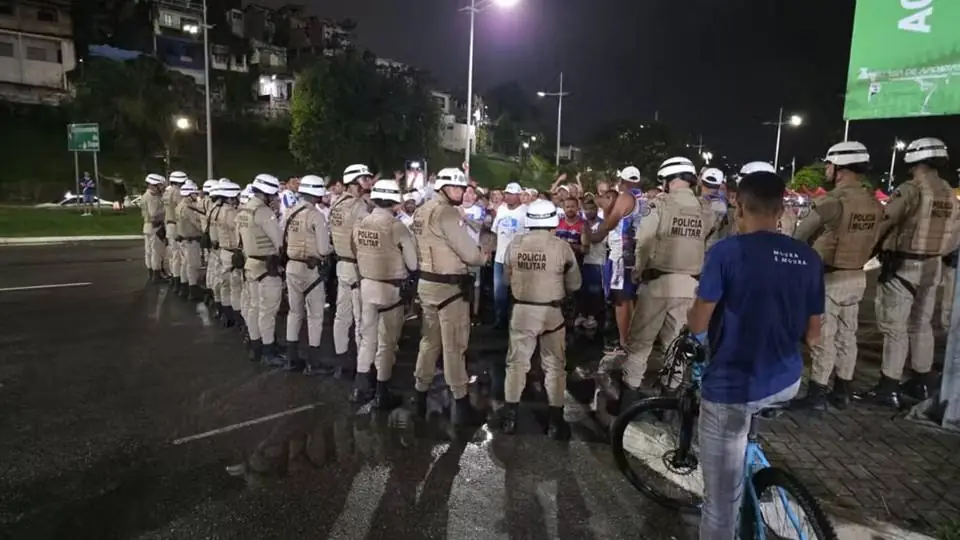 Torcedores do Bahia protestam na saída da Fonte Nova após derrota para o Remo