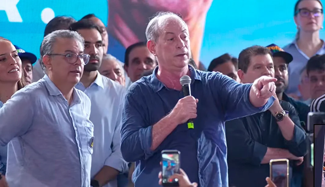 Ciro confunde gesto de apoiador com apologia ao CV em evento: ‘Prende ele’ – CartaCapital