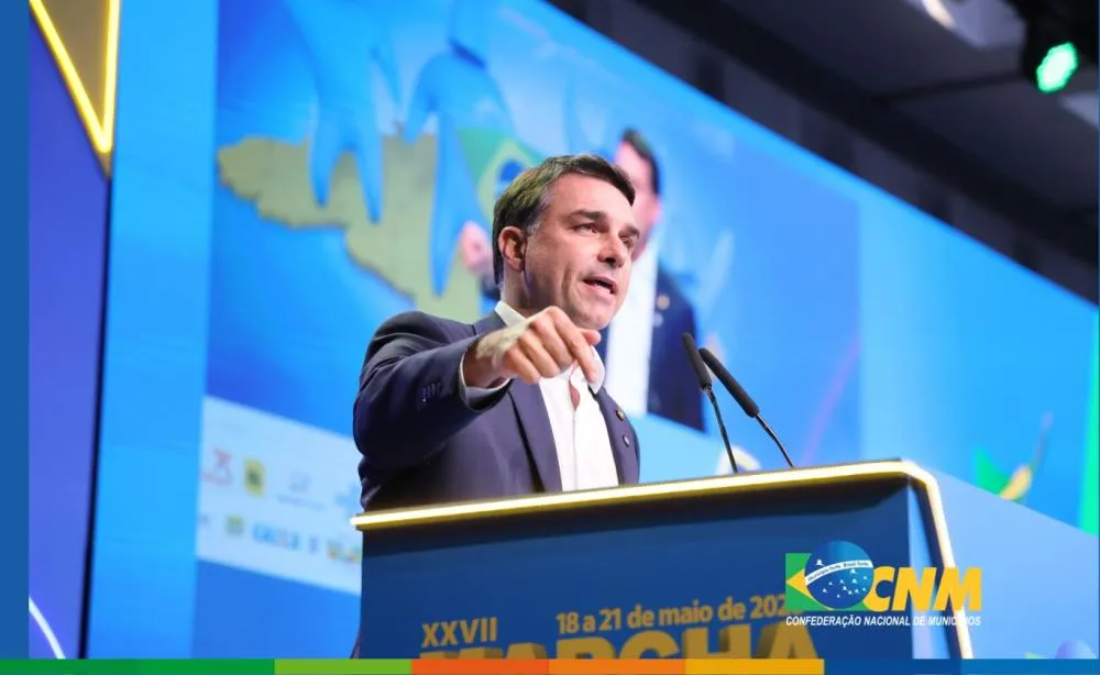 Flávio Bolsonaro é aplaudido e recebe apoio de prefeitos durante Marcha em Brasília