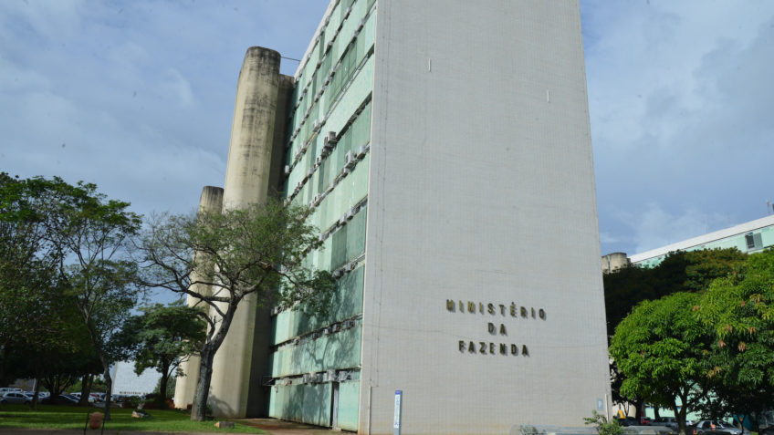 Consumo e investimento sustentam alta do PIB, diz Fazenda