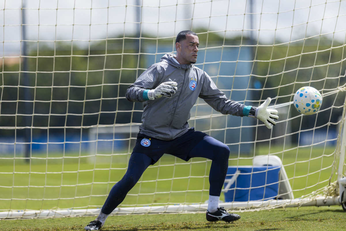 Bahia confirma lesão grave de Léo Vieira; goleiro passará por cirurgia