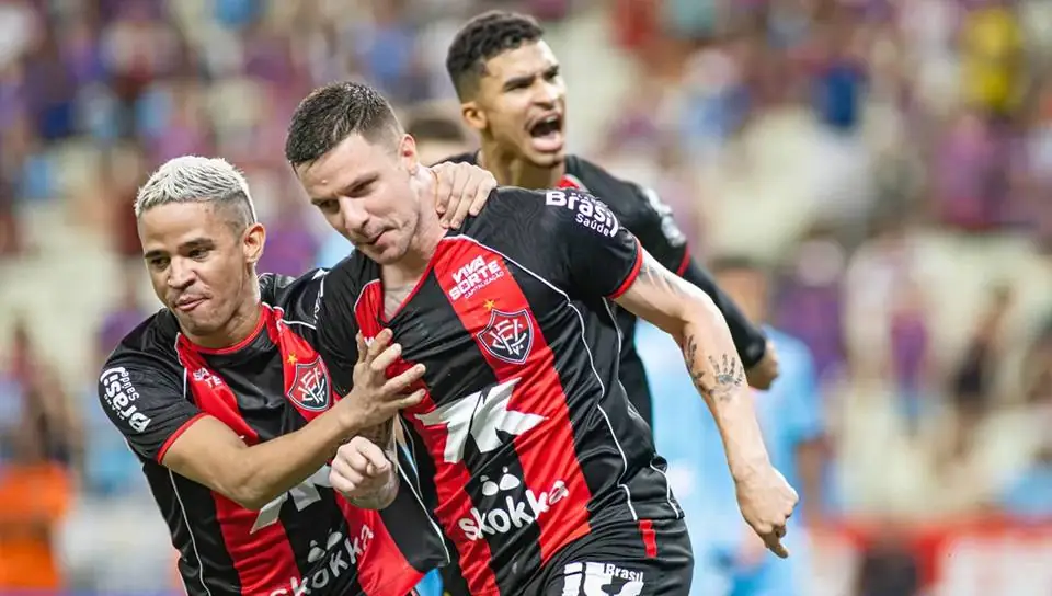 Três atacantes do Vitória brigam pela artilharia na Copa do Nordeste