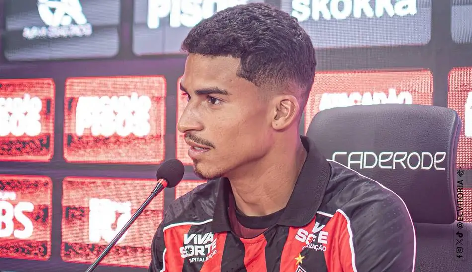 Renê celebra renovação com o Vitória e garante foco no título do Nordestão