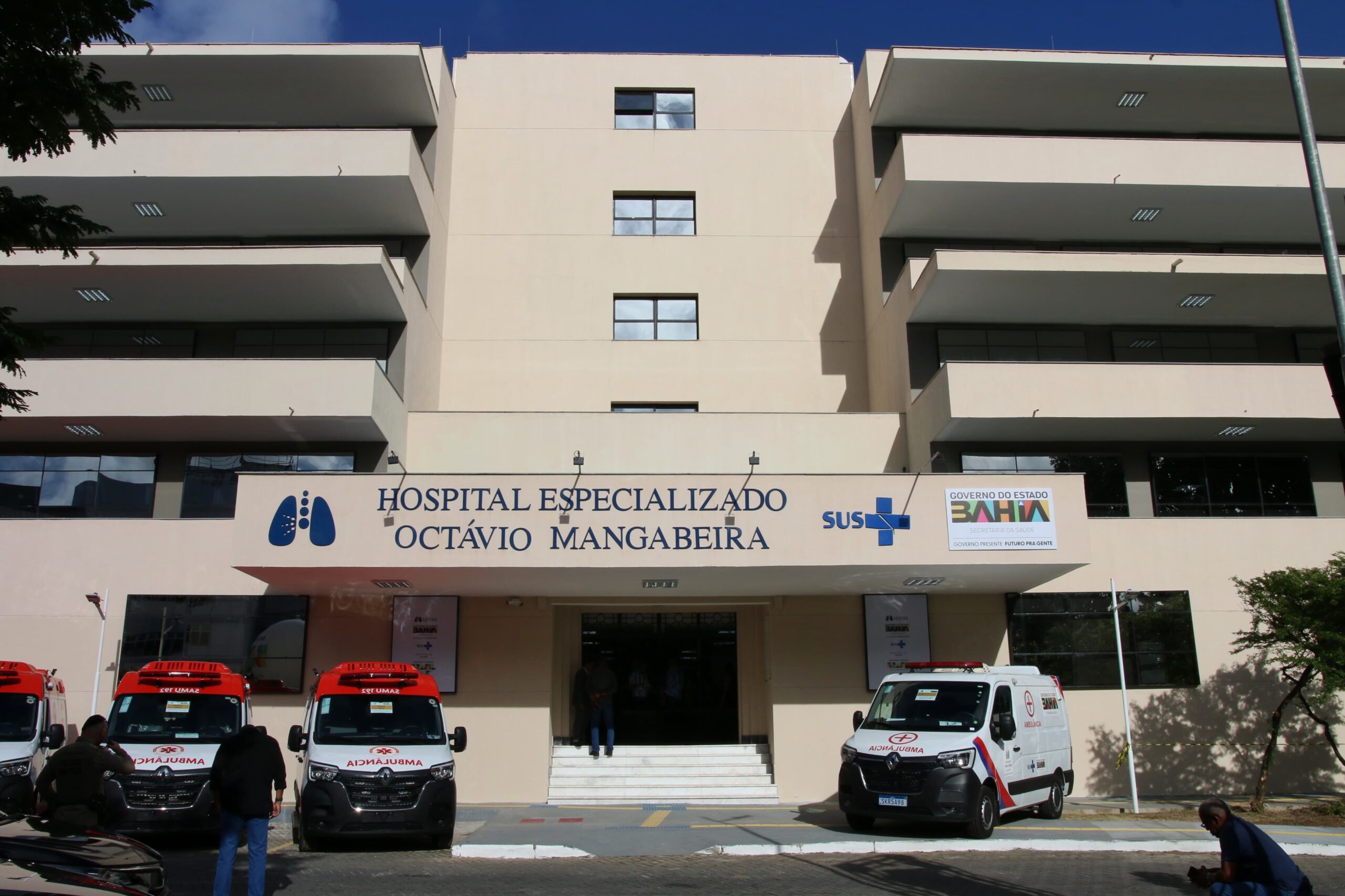 Hospital Octávio Mangabeira é reaberto após ampliação dos serviços