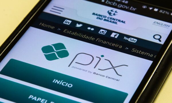 Fraudes financeiras crescem 10% no Brasil em 2026; Pix e celular concentram maioria dos golpes