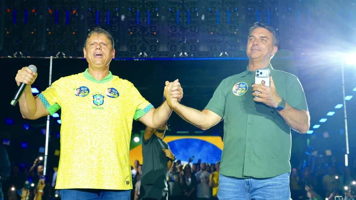 Tarcísio diz que aconselhou Flávio Bolsonaro a não sair do Brasil