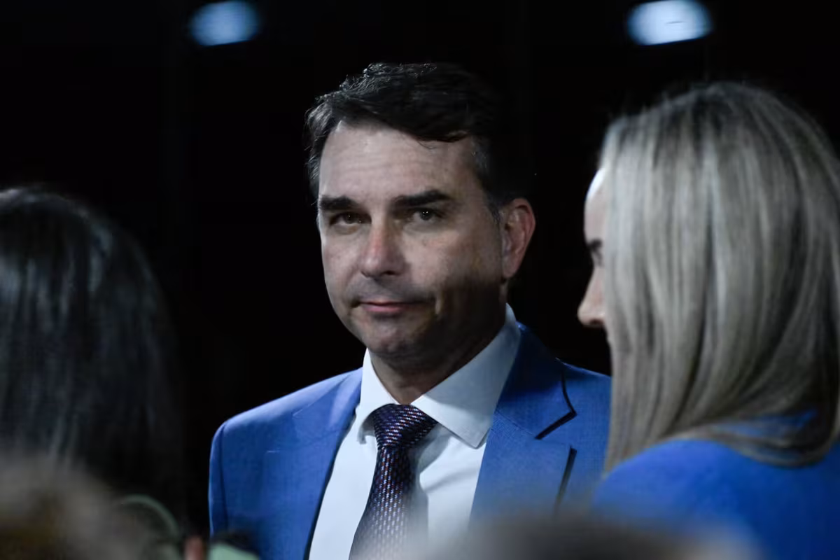 Flávio Bolsonaro promete revogar fim da escala 6×1 após estratégia política por “pressão popular”